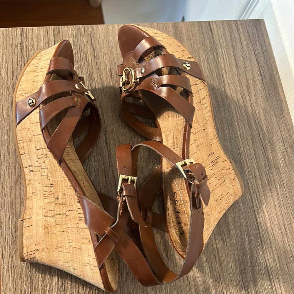 GUESS LOTIE WEDGES SANDALS IN BROWN IN SIZE 9.5 M - Picture 6 of 7